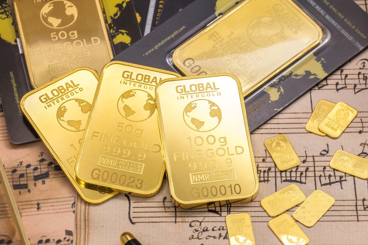 Goldbarren und Goldmünzen gemeinsam arrangiert